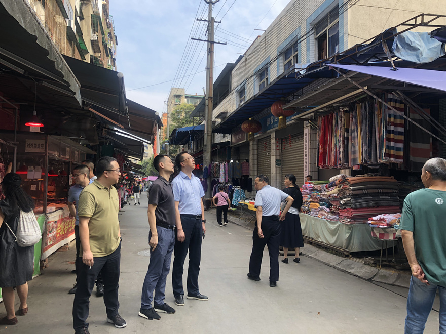 集团党委副书记张雁带队检查御营新村危房_副本 集团党委副书记张雁带队检查御营新村危房_副本