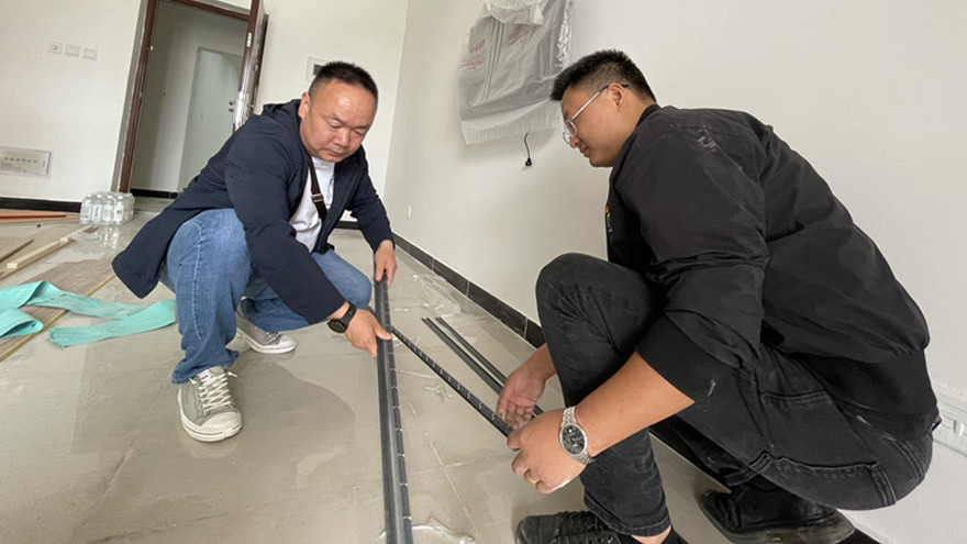 4.维修主管颜兴东同志对项目现场防护网装置质料进行检查_副本 4.维修主管颜兴东同志对项目现场防护网装置质料进行检查_副本