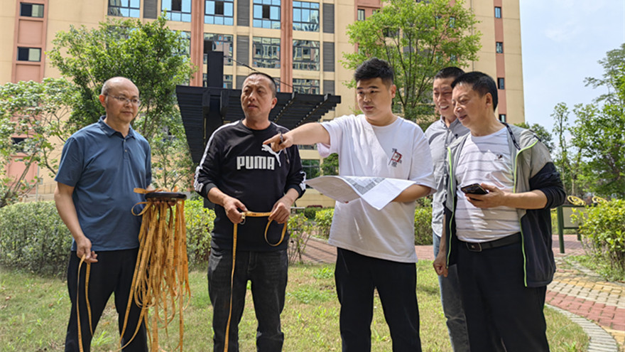 5.工程治理部员工李佳南对革新闲置资产绿化情况进行丈量_副本 5.工程治理部员工李佳南对革新闲置资产绿化情况进行丈量_副本