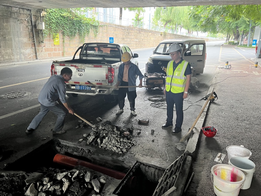 3事情人员督导内涝点清淤_副本 3事情人员督导内涝点清淤_副本