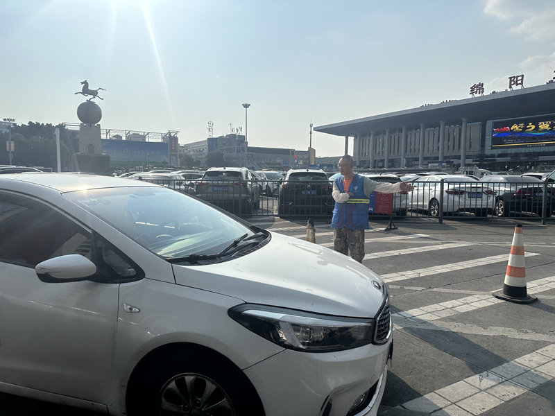 1火趁魅站停车场疏导交通 1火趁魅站停车场疏导交通