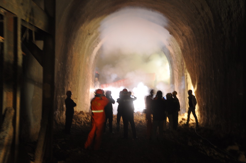 ׯ�к���Ϸ(�й�)�ɷ����޹�˾-����